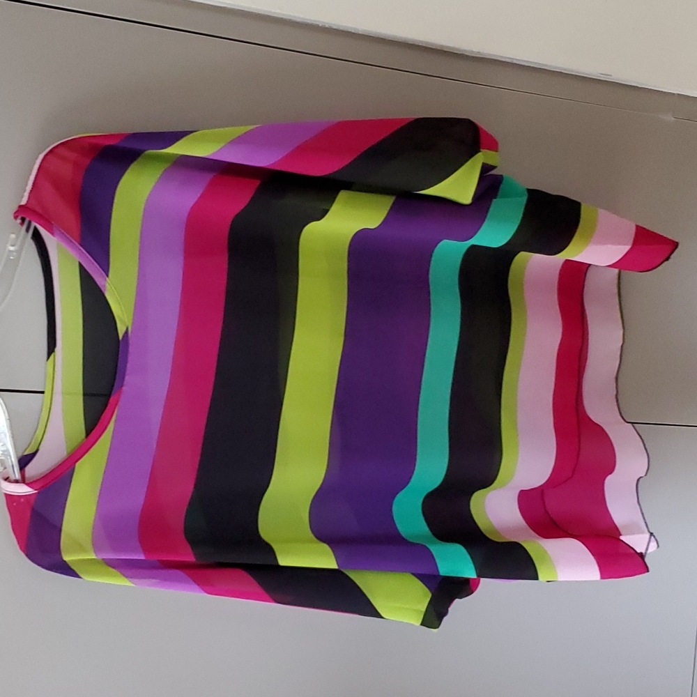 Colorful light top scoop neck